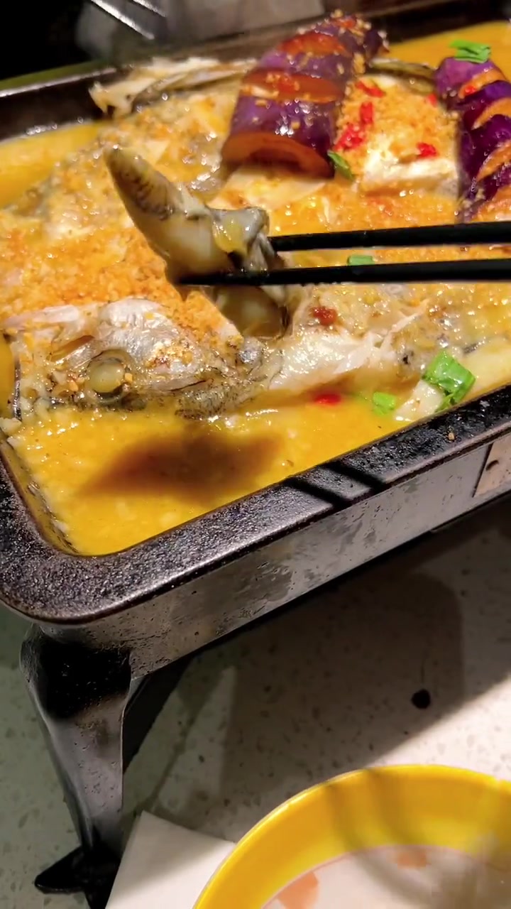 第1集|突然想吃烤鱼了,探鱼他们家还没吃过,点了金银蒜香烤鱼,嚣张冰桔桶还是震撼到我了 春