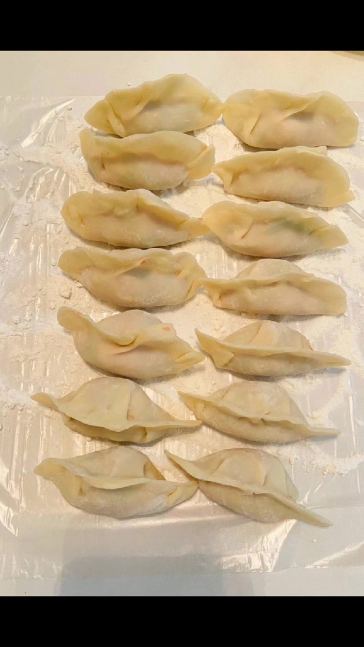 今天过冬至大家应该都吃饺子了吧。我自己包的饺子分享在朋友圈里