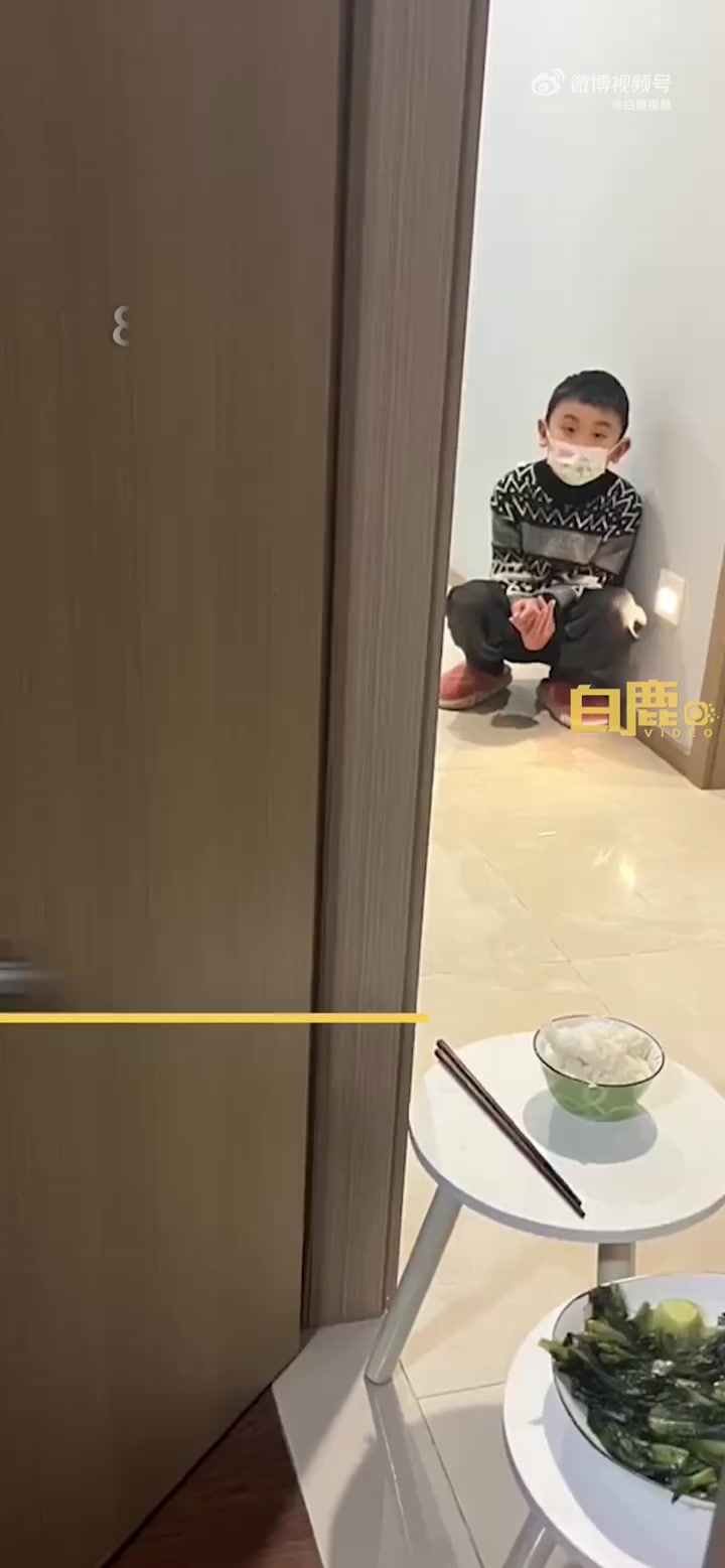 「8岁娃上完课冲去做饭照顾患病妈妈,妈妈:他第一次独立炒菜,很感动「心」」12月21日,江