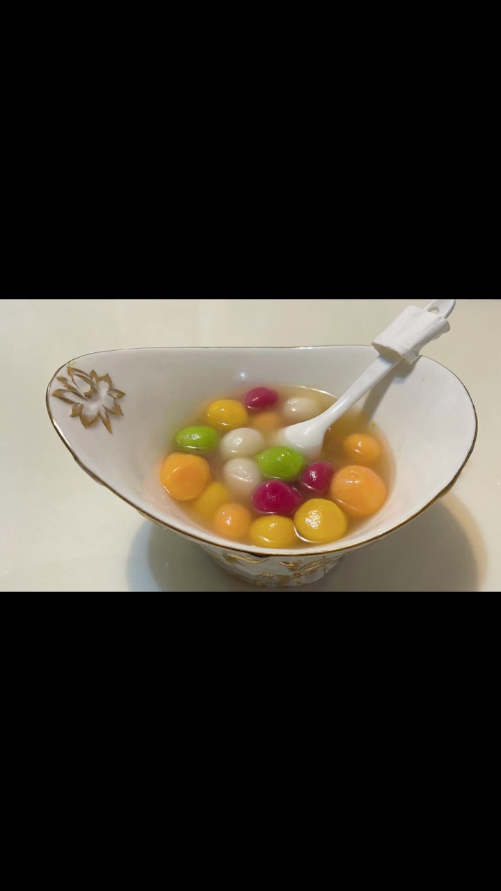 五颜六色冬至汤圆。