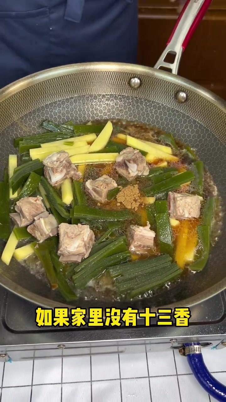 天冷就想着吃点炖菜,今天下班咱们买个海带根!做个简简单单的 海带土豆炖排骨 美食教程 爱做