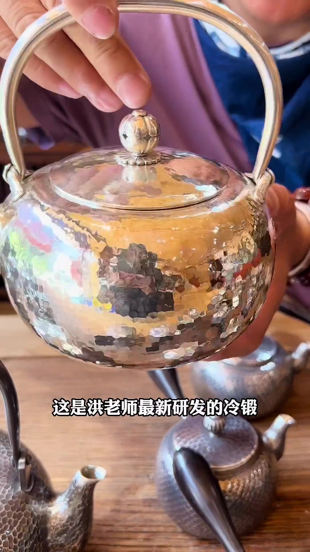 老朋友们期待已久的鱼鳞纹终于来啦～今晚9点欢迎来看我哈 纯手工打造 银壶 器物之美