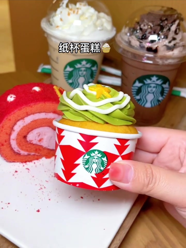 星巴克2022圣诞新品太妃榛果拿铁回归啦!氛围感红杯、超嗲的杯子蛋糕瑞士卷狠狠心动啦!入冬