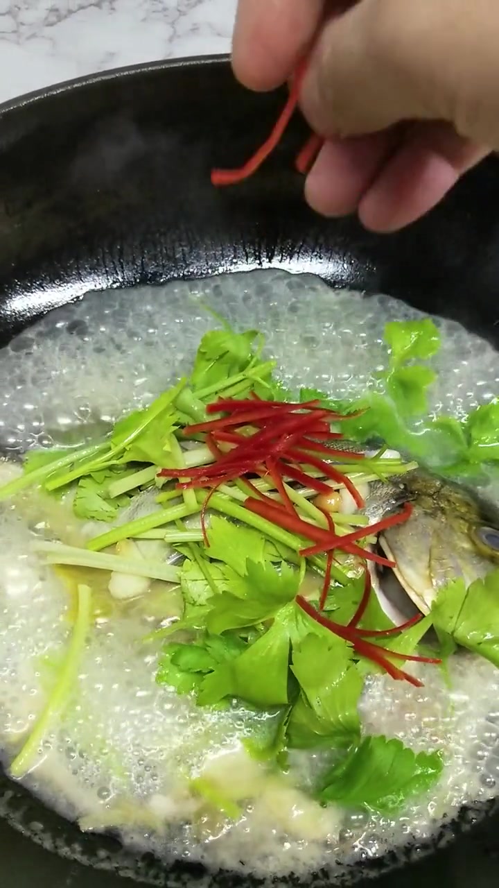 虽然不知道是什么鱼,但还是用潮汕万用的煮海鱼做法,一样做出美味。怎样煮鱼简单又好吃 粤菜
