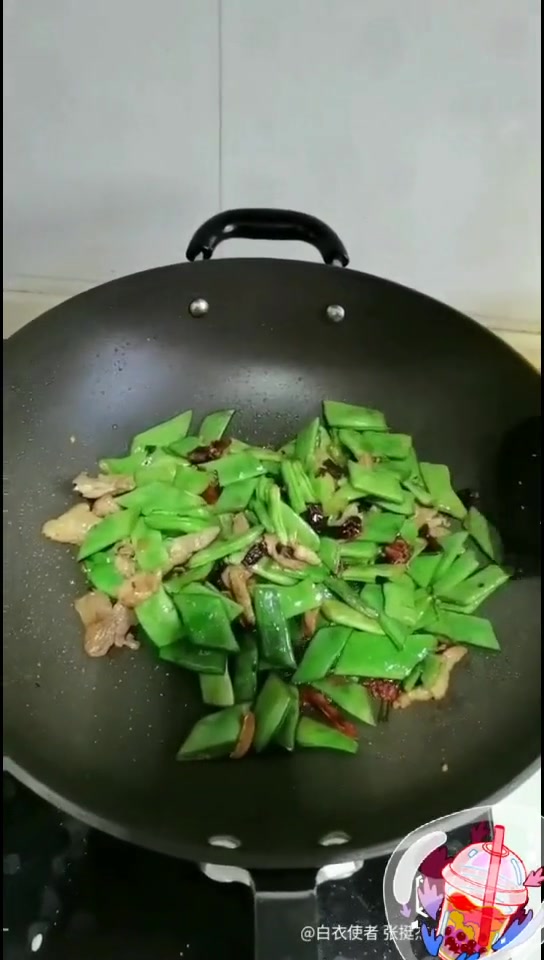 晚餐 一个人在家,不能再像以前那么凑乎了!炒一个拿手的豆角炒肉,再熬一锅南瓜绿豆小米粥