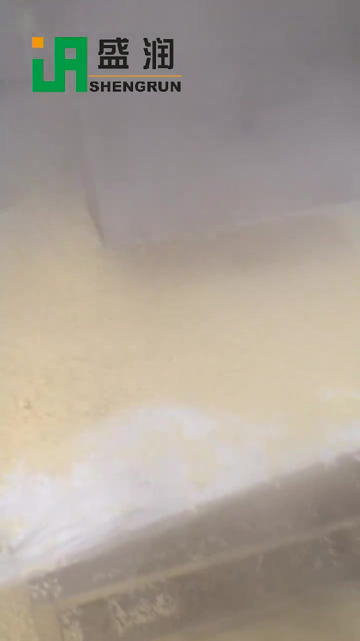 雪花片面包糠膨化机正在试机操作中