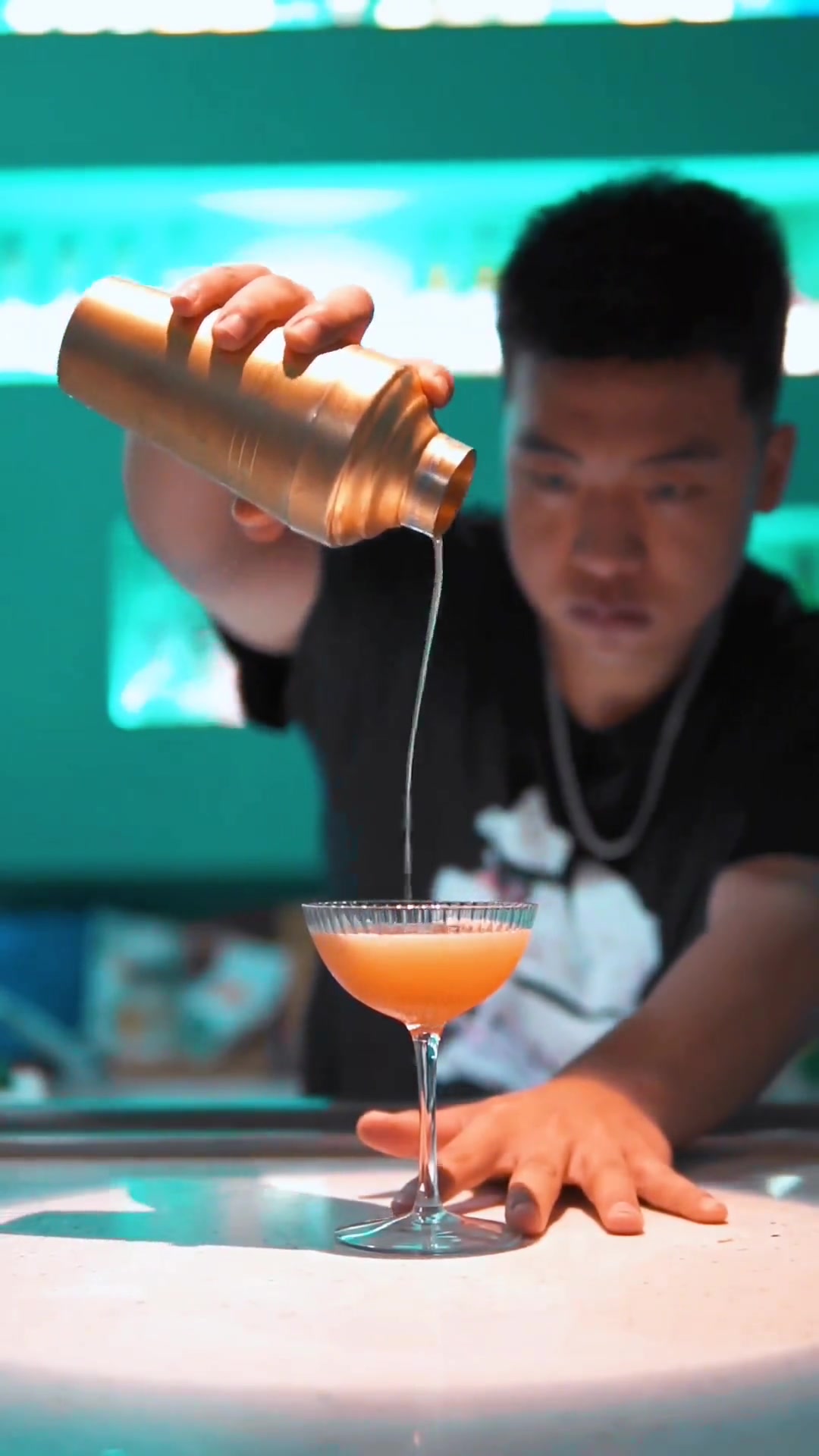 鸡尾酒 调酒师 夏日微醺氛围感 鸡尾酒教学 是不是会调酒的都是调酒师?调酒师需要做什么?学