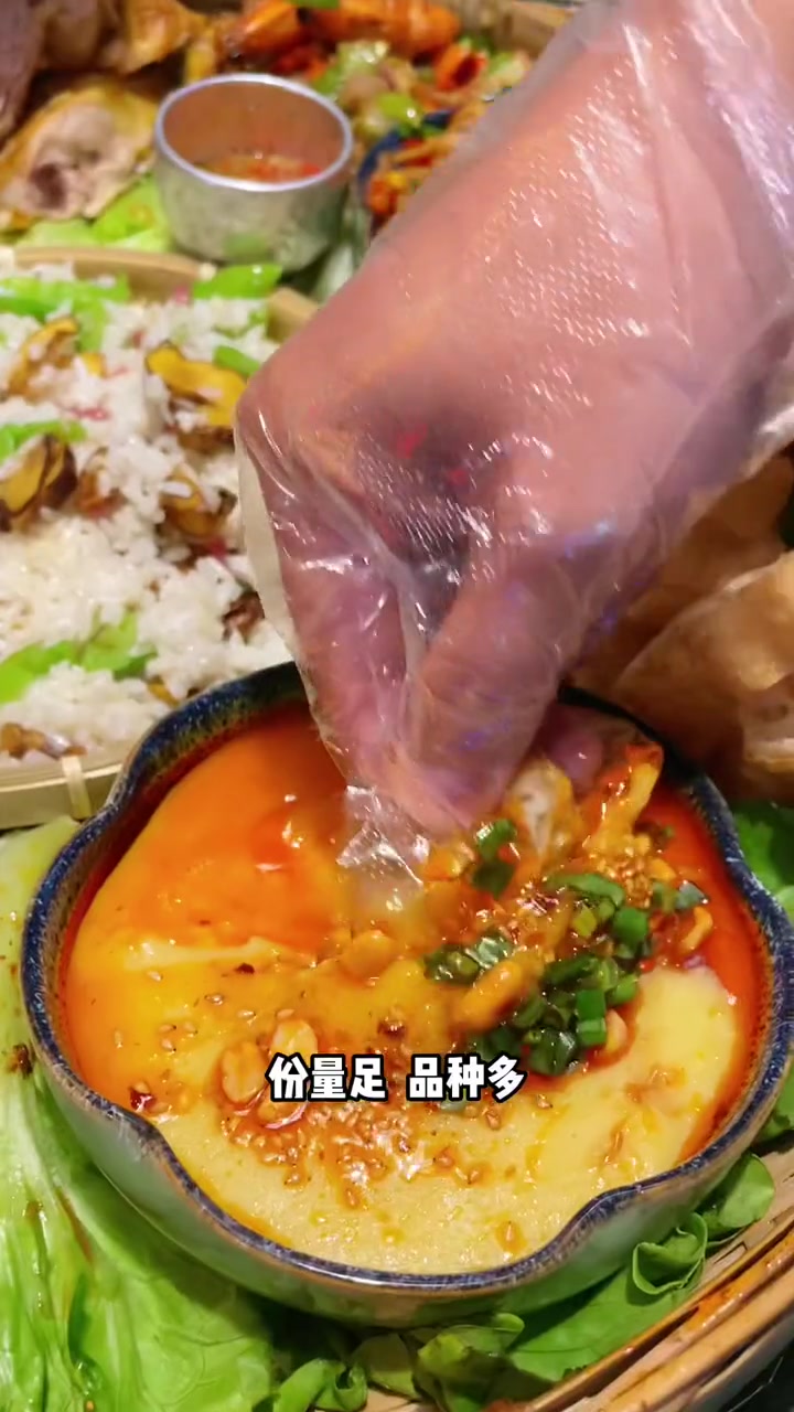 不用去云南也能吃到正宗的手抓饭啦,就在紫滇源,他们家218可以四个人吃,直接上手撕肉感觉很