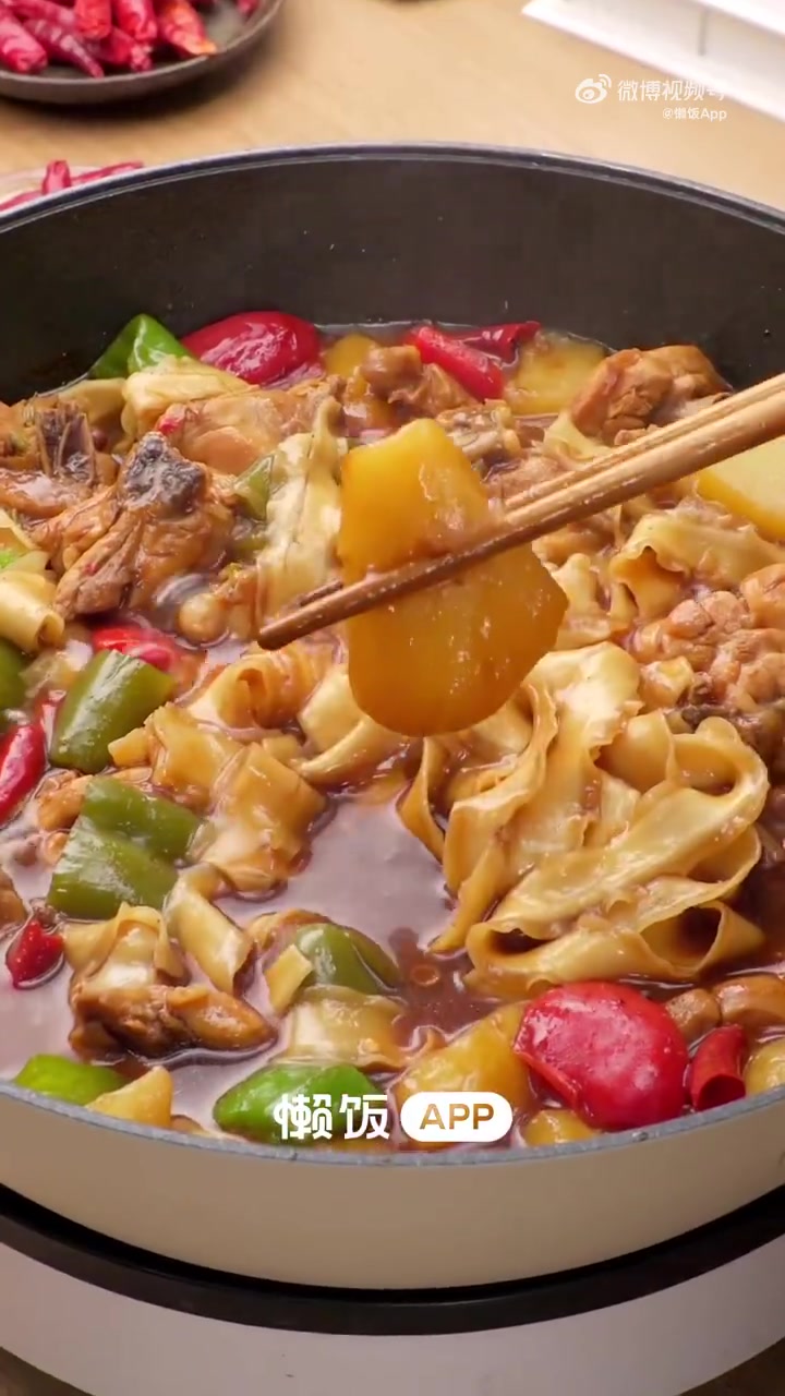 美食武汉「新疆大盘鸡面」浓郁挂汁,一口封神!软糯的土豆搭配嫩滑的肌肉,再嗦一口吸满汤汁的面