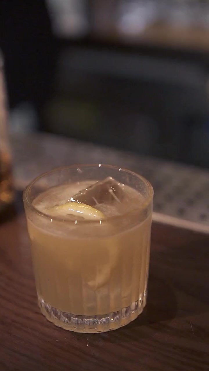 贵阳酒吧 我已经不记得刚入行做的第一杯鸡尾酒是莫吉托还是自由古巴还是B52了。相对调酒,我