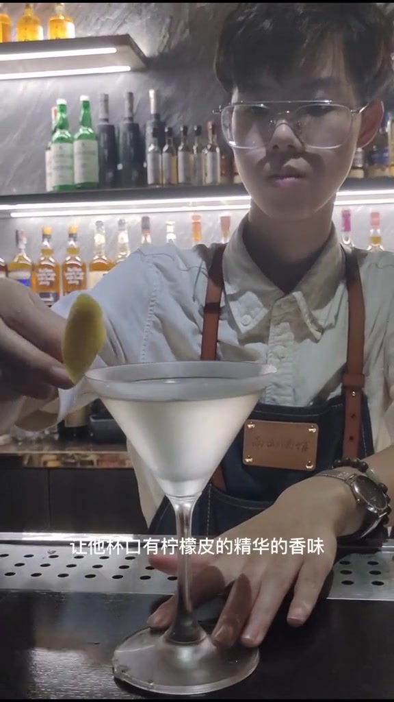 现在就开始接触鸡尾酒之王了,哈哈哈!先认识认识!以后路还长