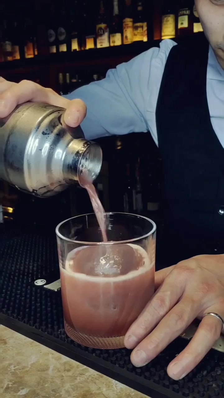 血红玫瑰,一款原创鸡尾酒,虽然是玫瑰,但是很忧伤,口感清新厚重并存,红酒与威士忌相互辉映