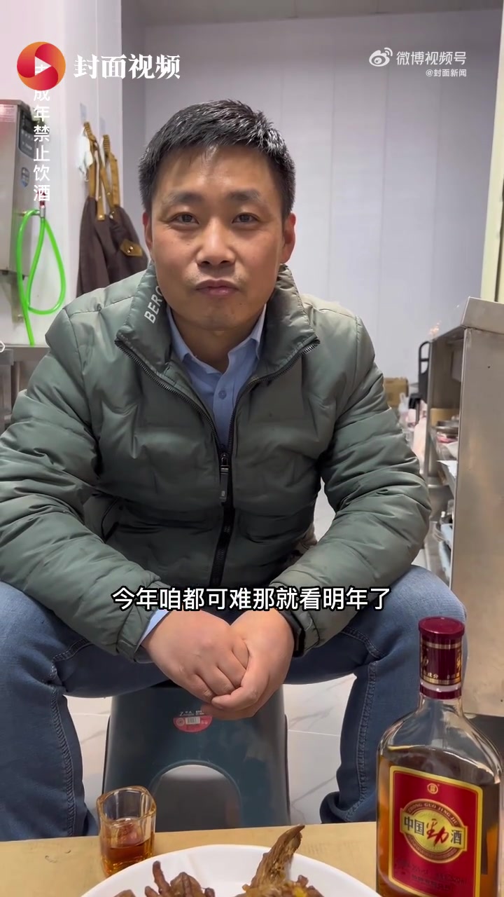 「男子闯荡郑州10年后二次创业:继续努力」近日,郑州小伙用镜头记录普通人的2022,他坐进