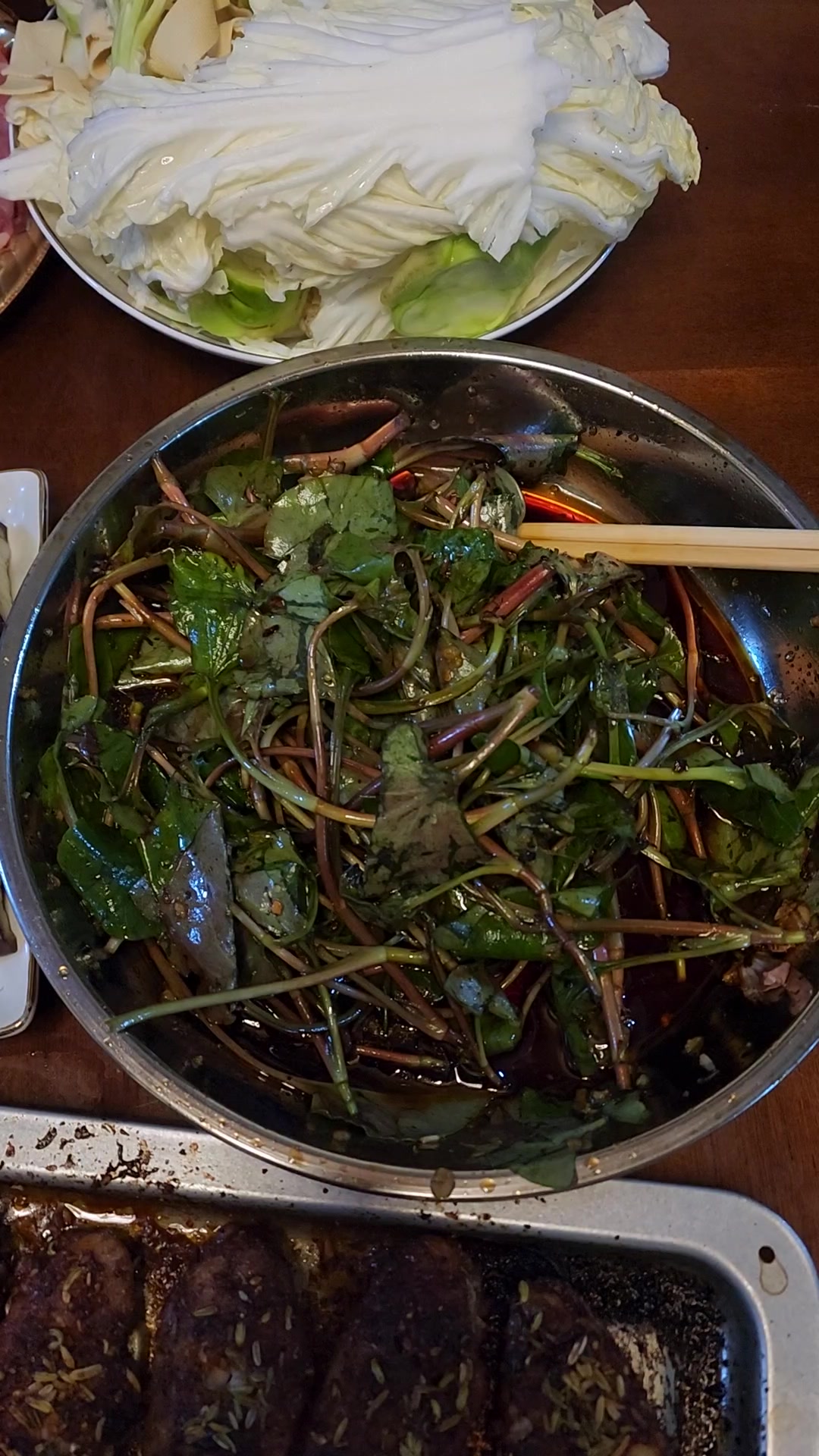 跷脚牛肉汤锅,凉拌糖醋味儿的折耳根叶子,重庆家居生活