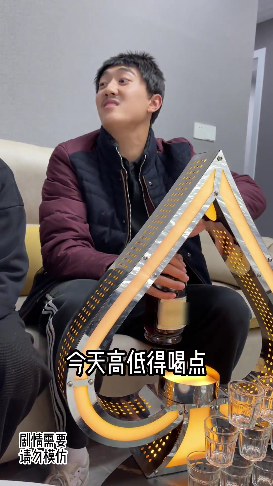 爸爸对我真好 还教我踢球。周黑鸭上场看球更畅爽 周黑鸭 看球夜宵 看足球吃周黑鸭更畅爽