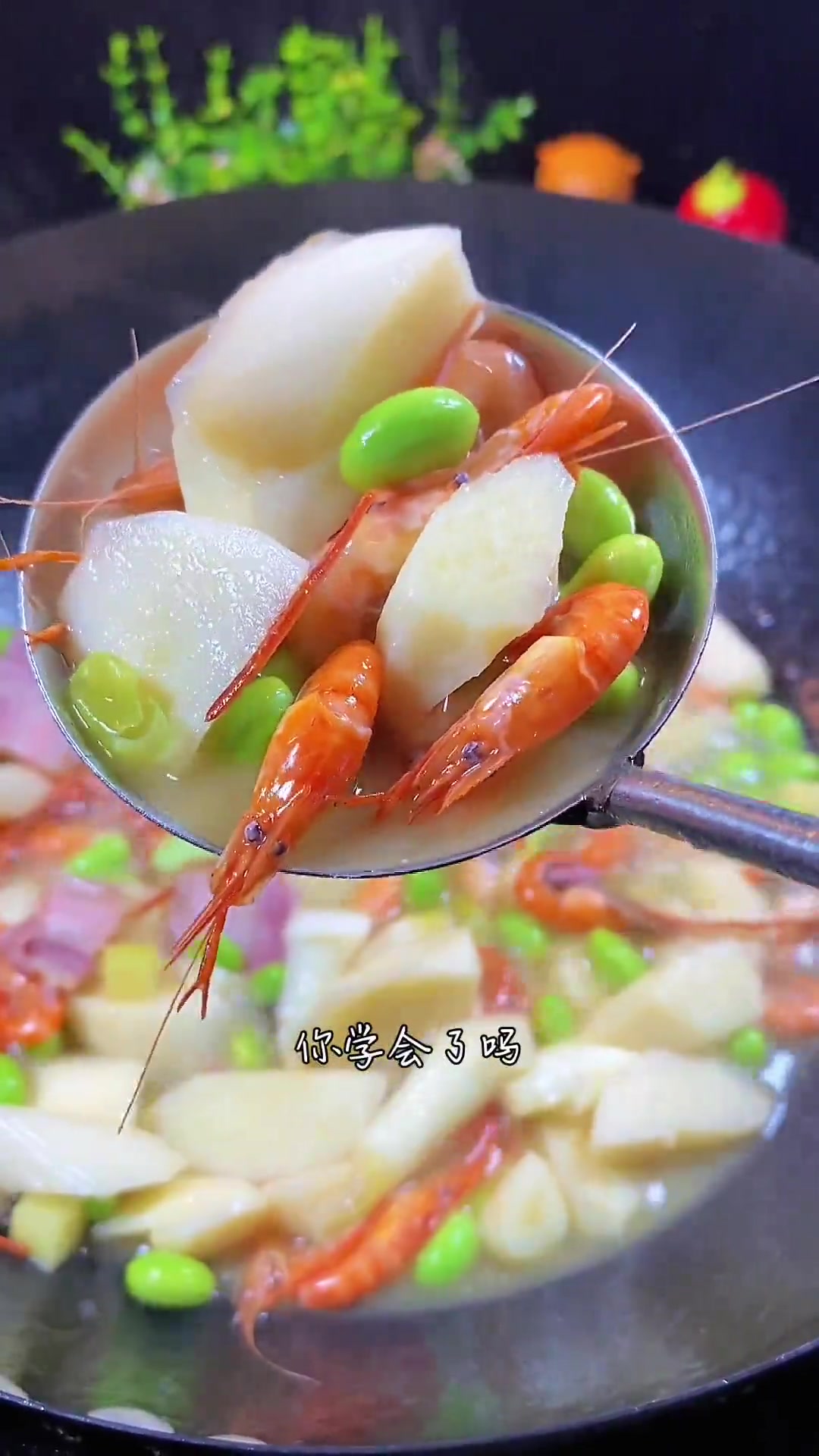 上次烧的茭白炒河虾,有300多万人观看,看来大家都喜欢看我做茭白河虾,今天我再来露一手,喜