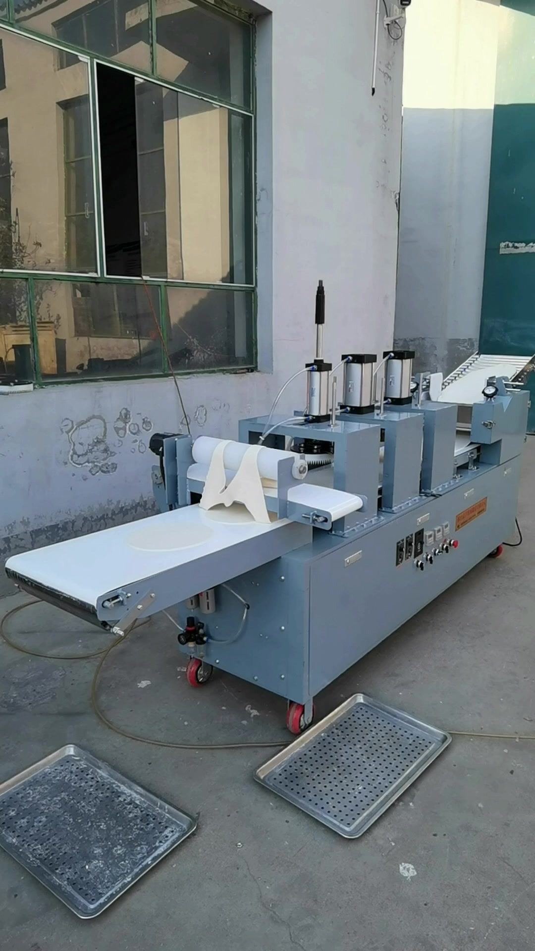 客户定制披萨饼成型机,这个披萨饼有些特殊哦