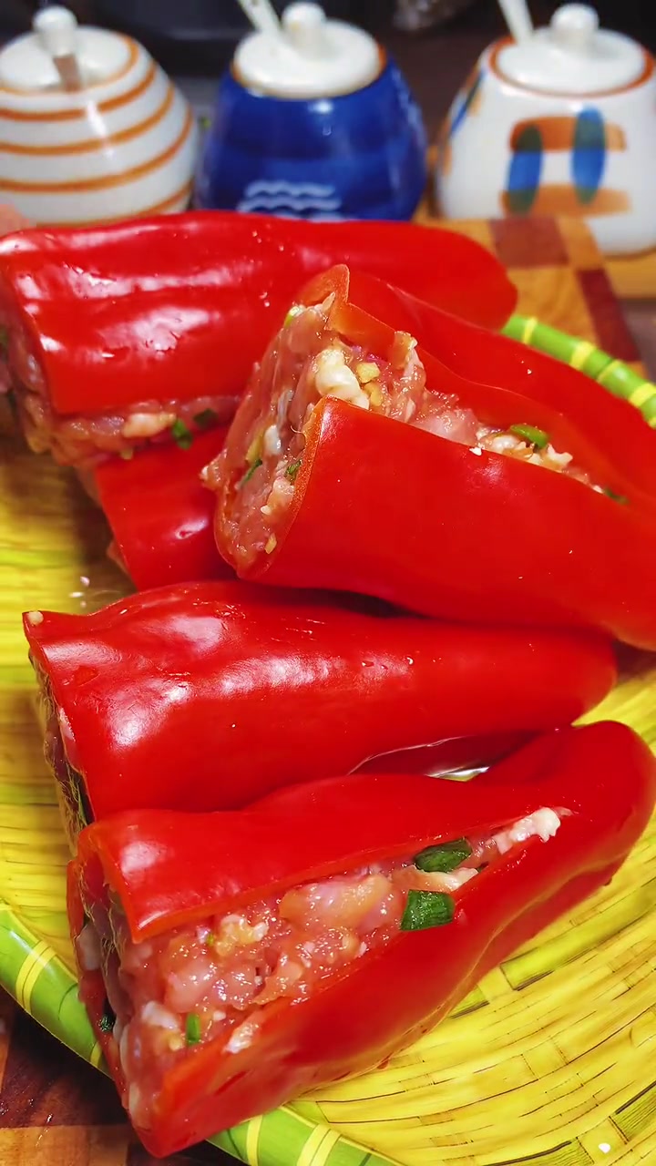 每当吃到这个菜就想起小时候奶奶做的辣椒包肉,满满都是童年的味道 +小助手