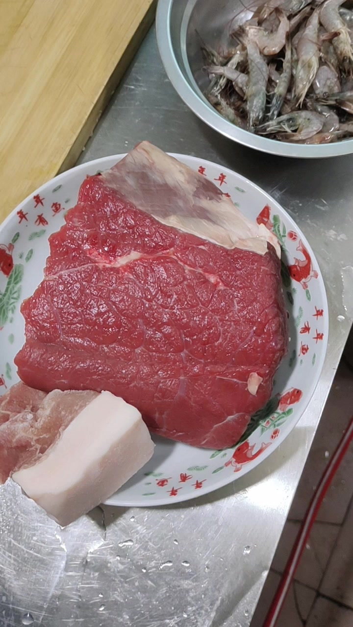 牛肉炖土豆干炸河虾