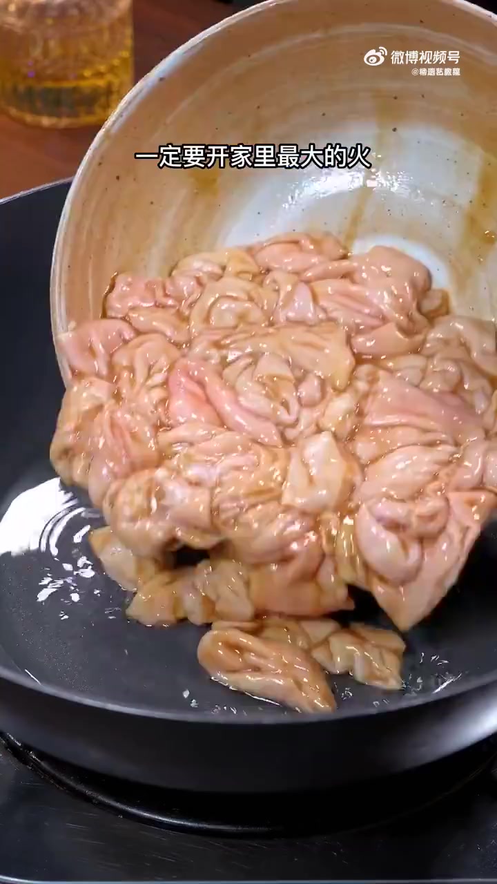 我的暖冬这样式儿 美食时刻  为什么你做的肥肠总是咬不动、那是因为你方法没有做对、这两步你