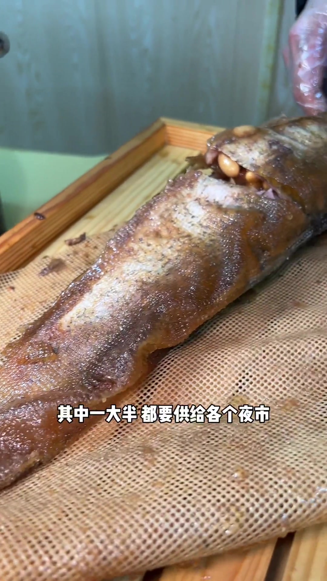 炎热的大夏天,练地摊可少不了冰镇大糟鱼,冰凉冰凉的,连骨头都是酥的很带劲 菏泽美食 糟鱼 