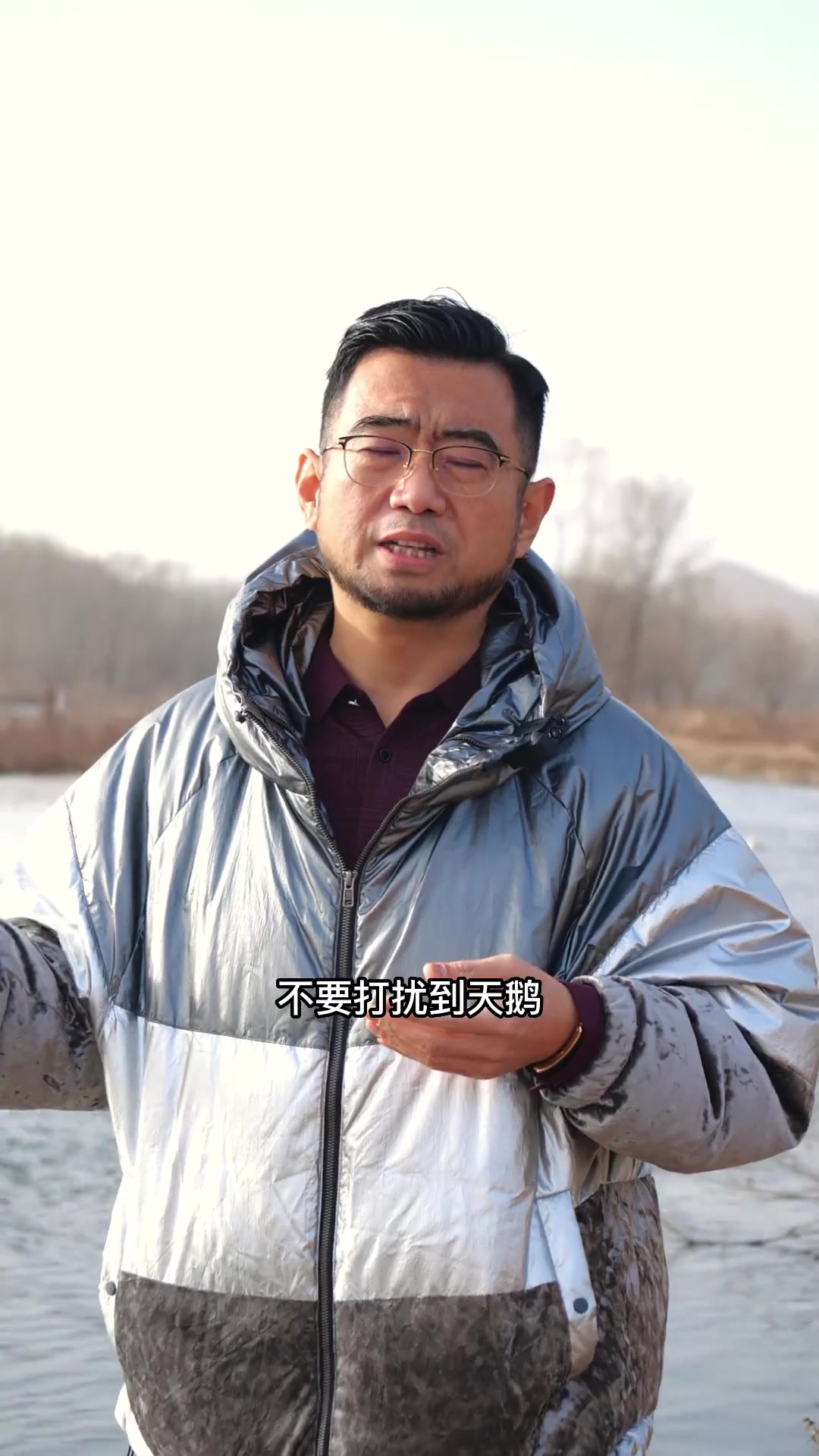 天鹅的“终身伴侣制”习性让许许多多的人为之震惊,也让无数的情侣或者是伴侣明白了感情的真谛,