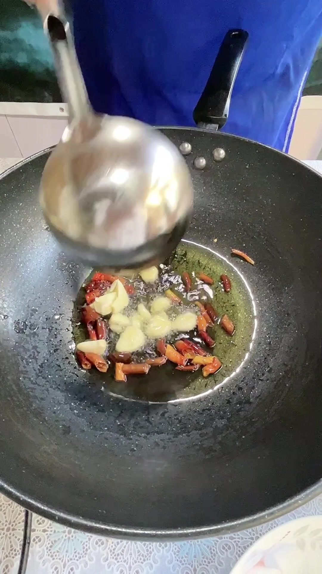 美女都爱吃的竹荪炒腊肉娃娃菜