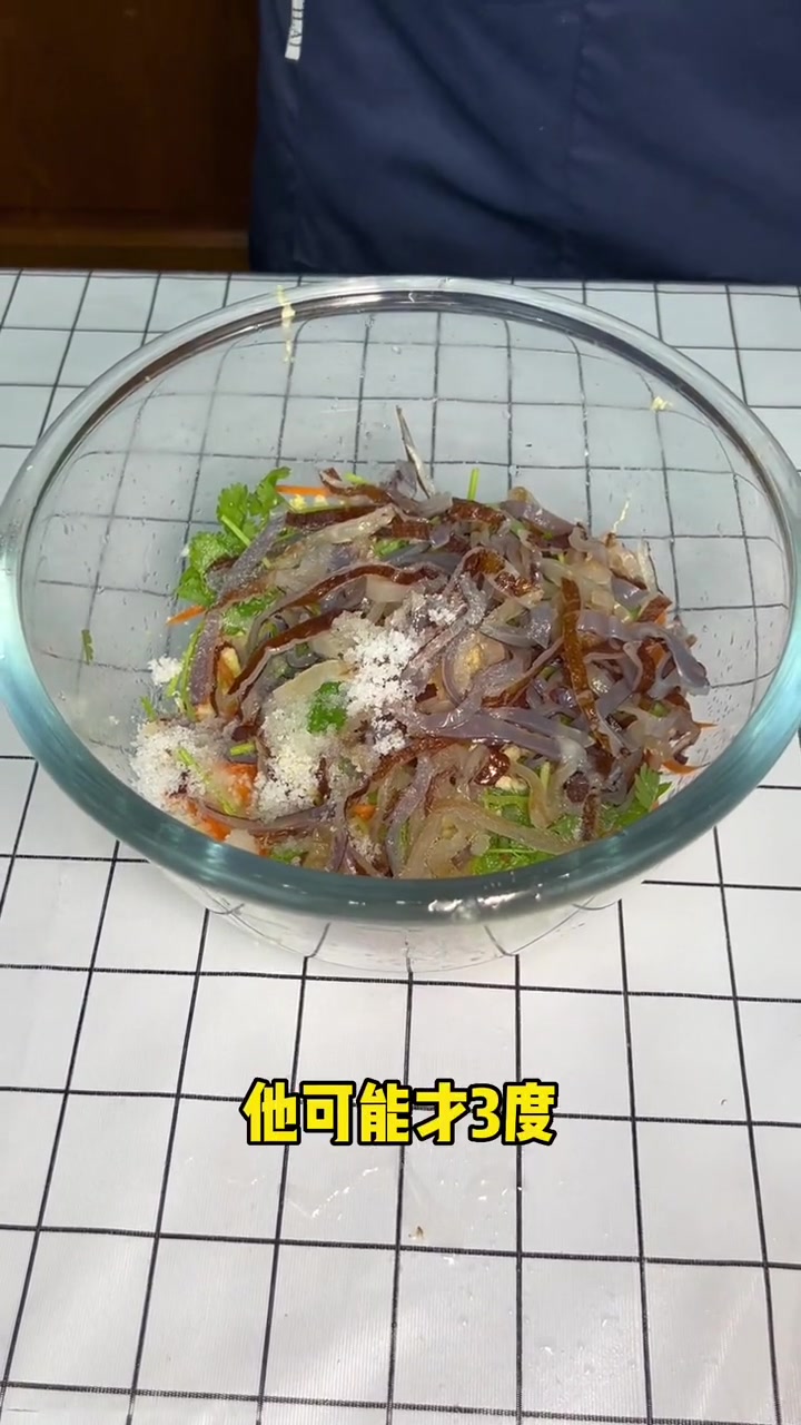 白菜蛰皮 是大连人年夜饭餐桌上的老演员了!清凉爽口,下酒好菜,记得像老林这么做!男人会做饭