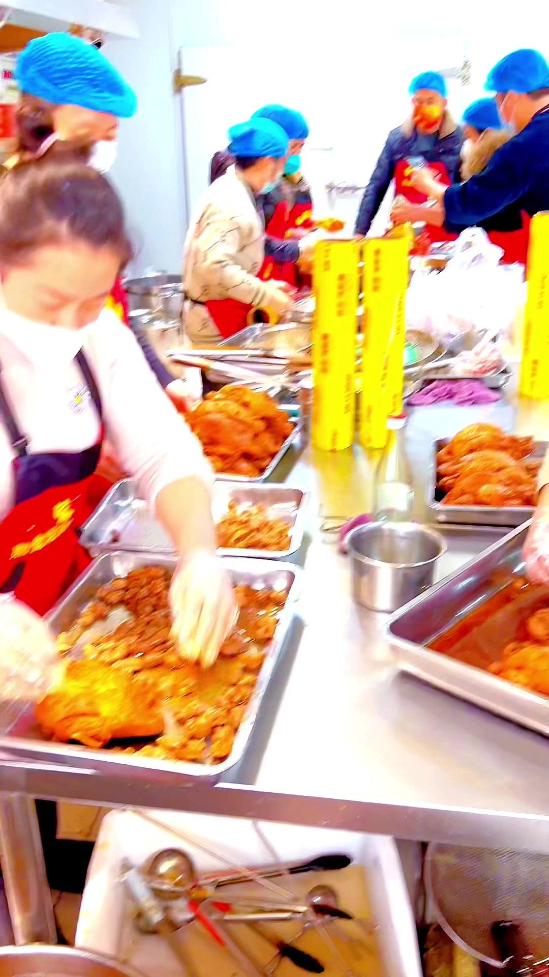 徒弟正在学习烧鸡的摆盘