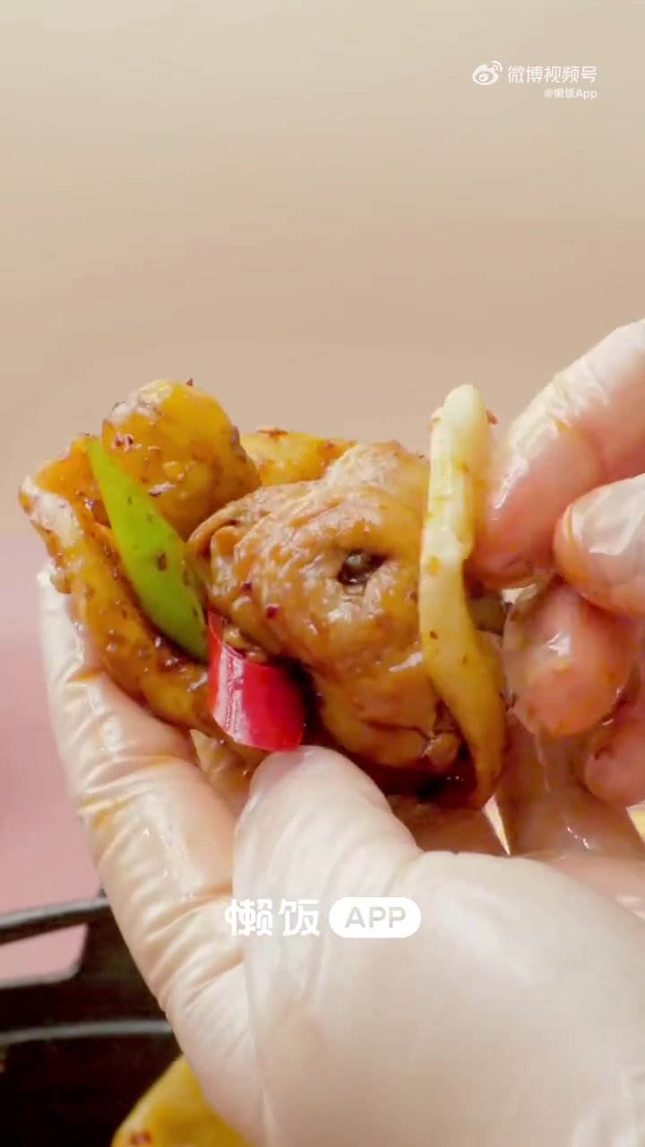 五小布分享「板栗地锅鸡」肉菜一锅出 巨香巨满足!主食一起搞定,炖好后直接端上桌吃～做法:1