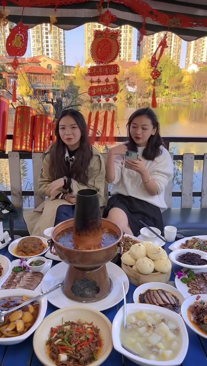 美食主播宣传烤鸭