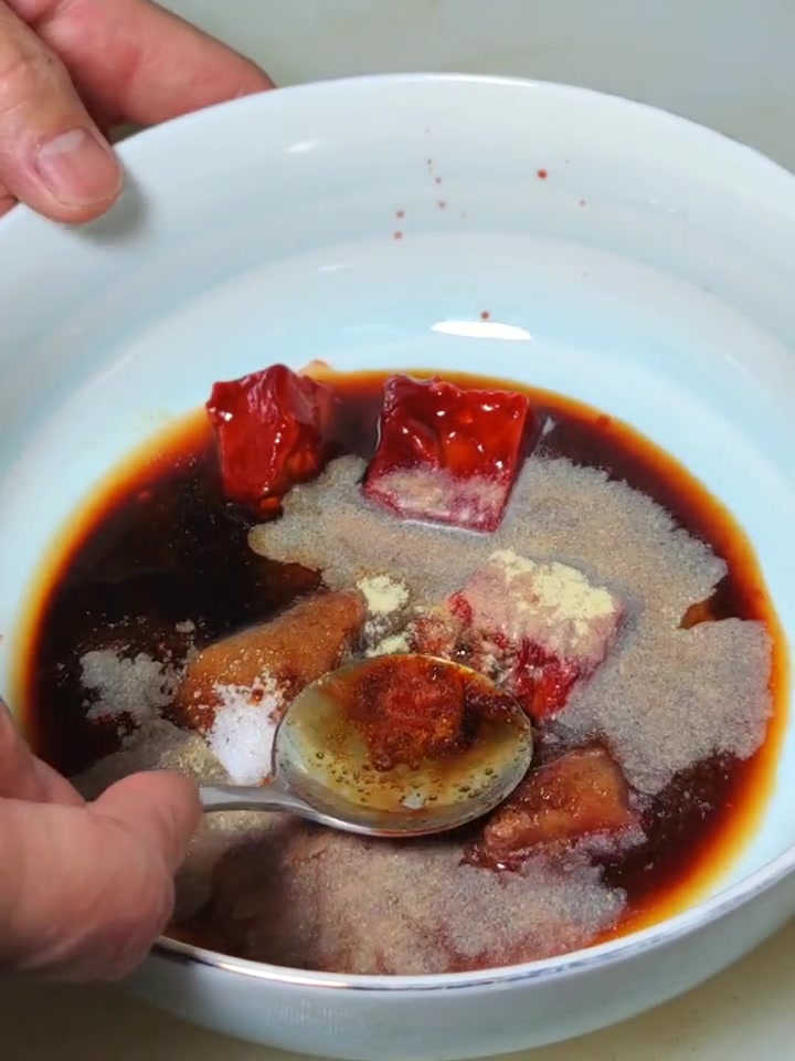 年夜饭除了标配酱肘子还有啥?天津人过年当然少不了一碗蒸方肉了!大年三十餐桌上一定要有的菜 