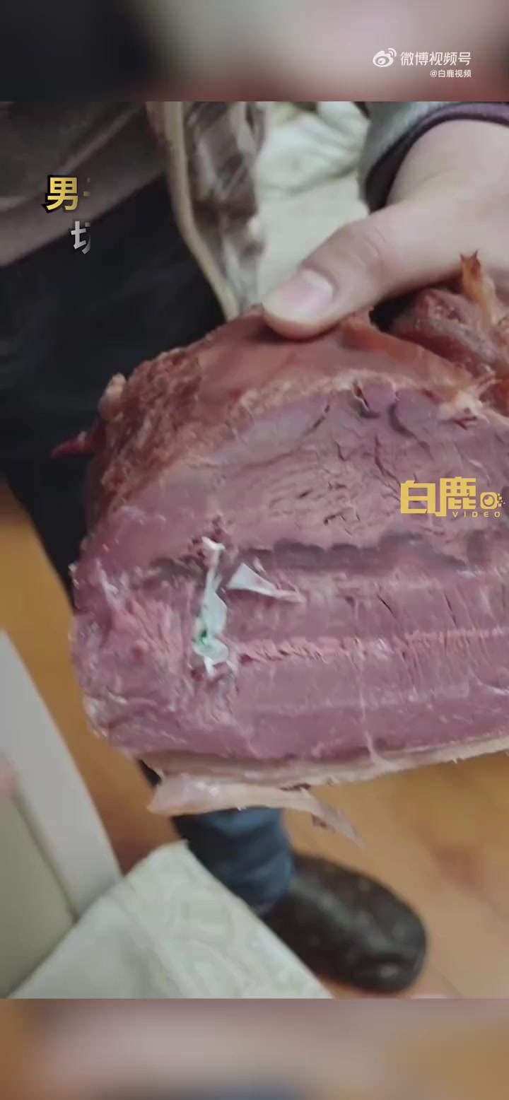 「男子 2040元买30斤牛肉切开肉内有纸:店主对剩下未食用部分做了退款处理」男子买30斤