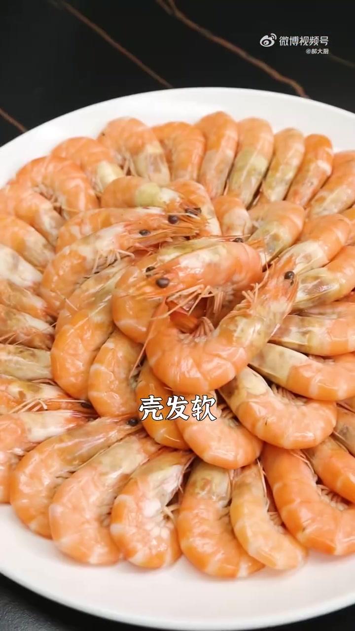 中午吃什么 盐水虾到底应该怎么煮?才能头不黑也不掉?原来技巧这么多,虾味十足、百吃不厌!