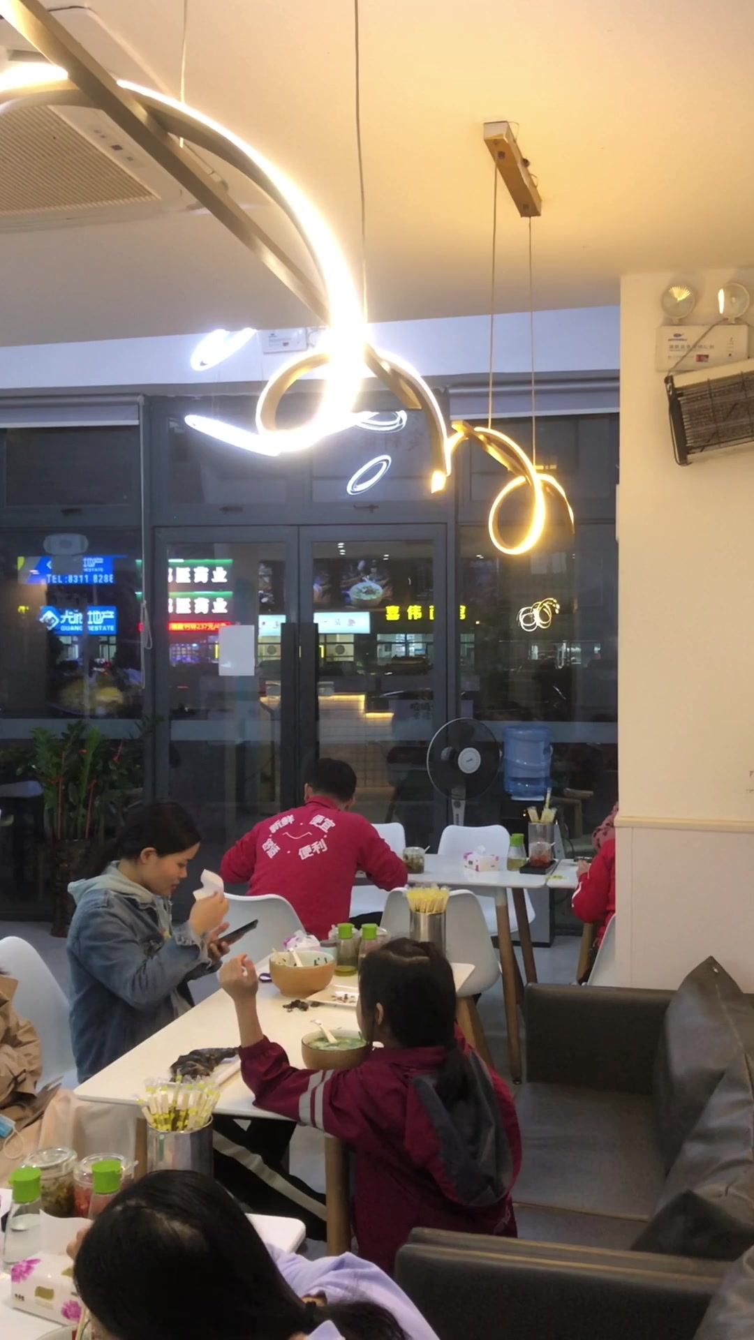 大家好我是冯哥来自老灶婆乌鸡米线没背景没有啃老一切靠自己。