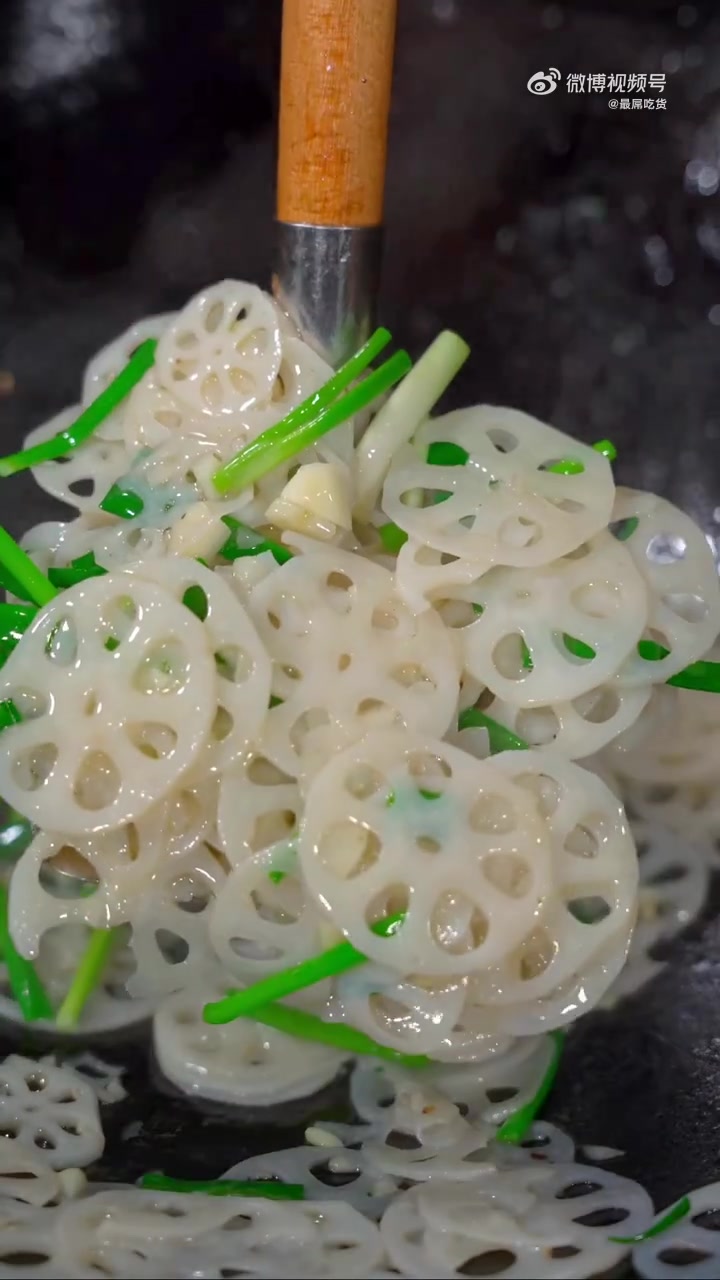 跟着寿寿学做美食 怎么样炒藕片才能又脆又爽还不氧化变黑,试试吧
