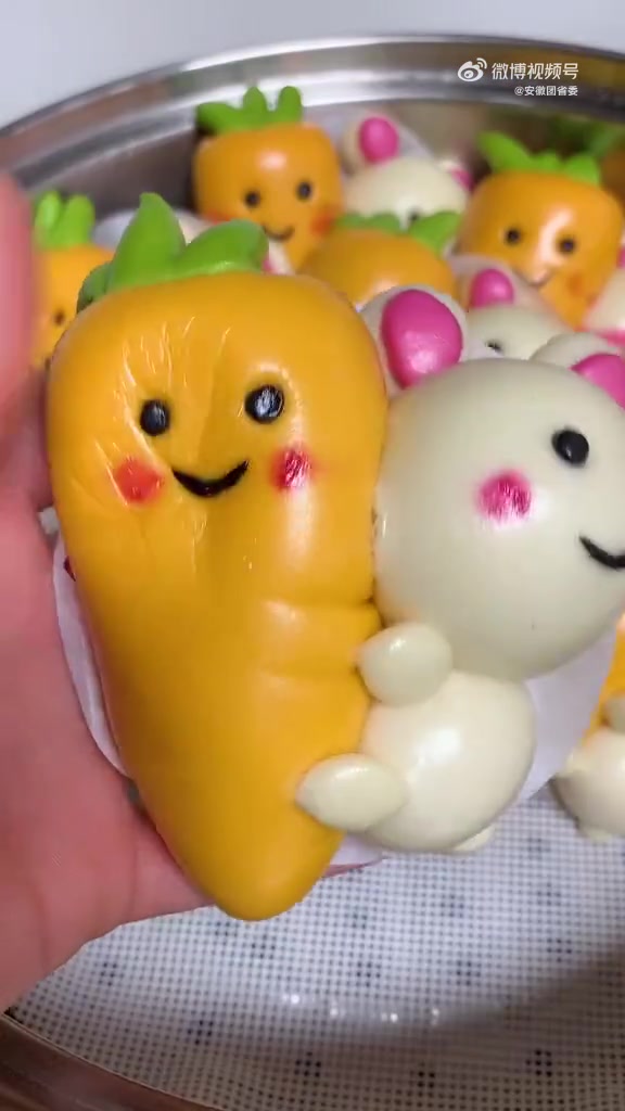 小兔抱胡萝卜版馒头的教程来啦～戳视频学起来!「期待」小兔子花馍兔年怎么能少了小兔子馒头 皖