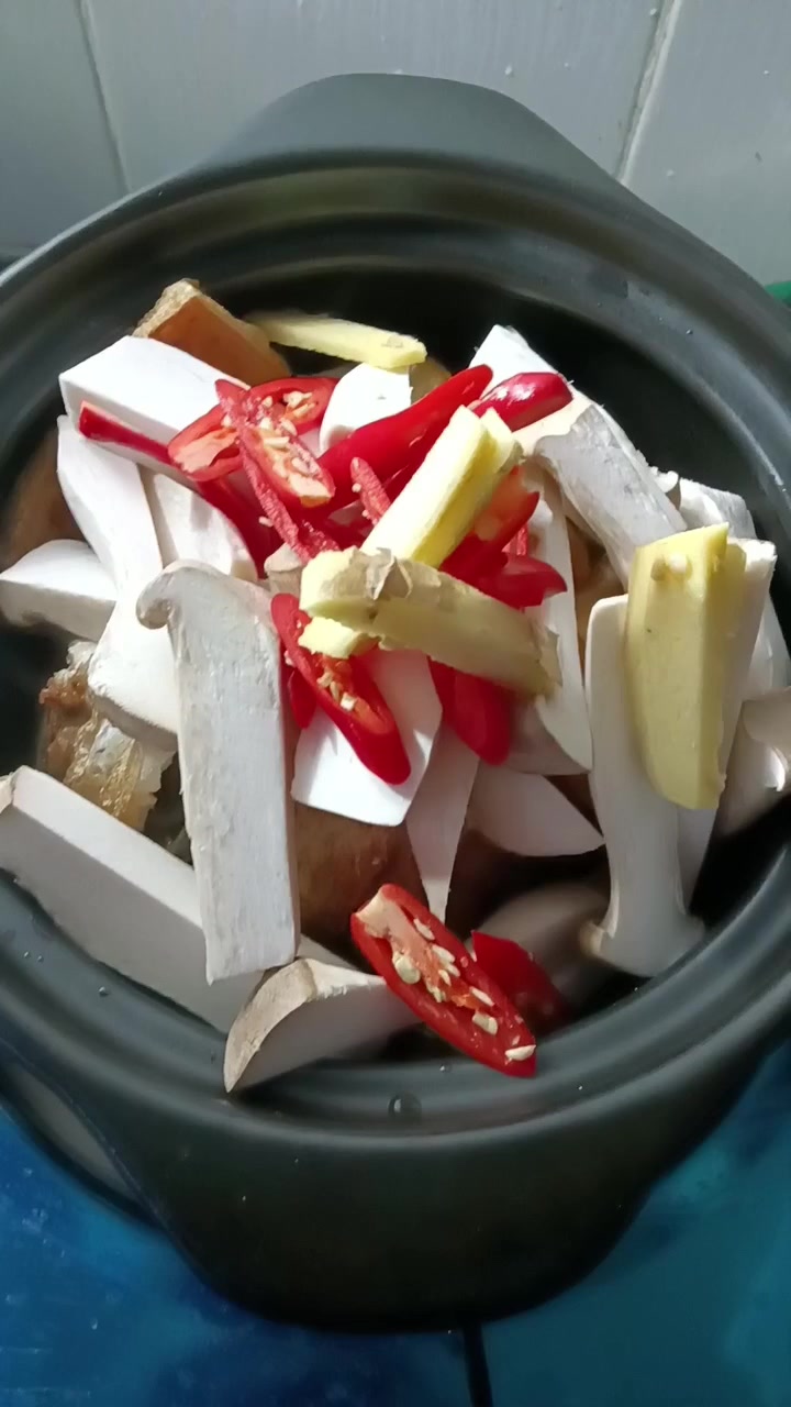 豆腐杏鲍菇煲鲫鱼汤