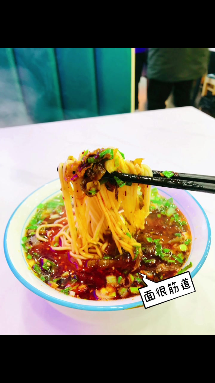 兰州牛肉面带酸菜味儿的店不多,这次算是偶遇啦,久违了这个味道