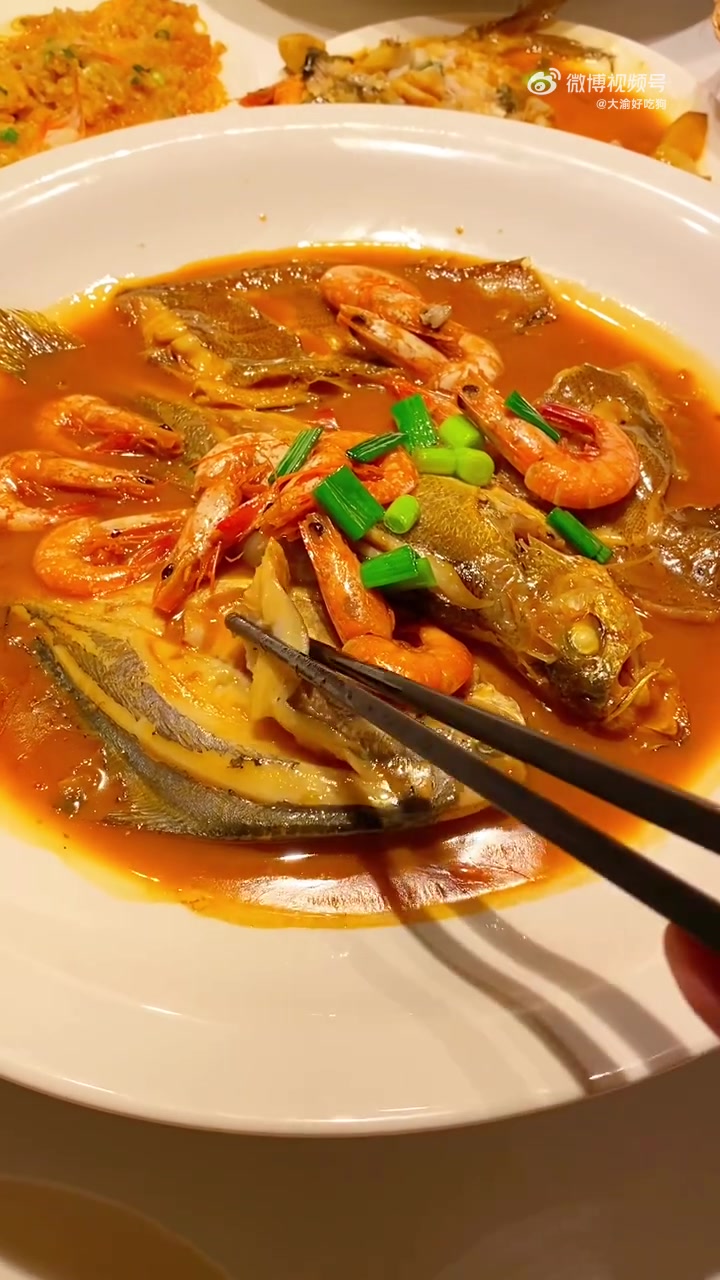 晚餐,礼季小馆,红烧杂鱼拼盘!鲳鱼,小黄鱼,还有一种是鲈鱼?用了虾一起烧,鲜上加鲜「goo