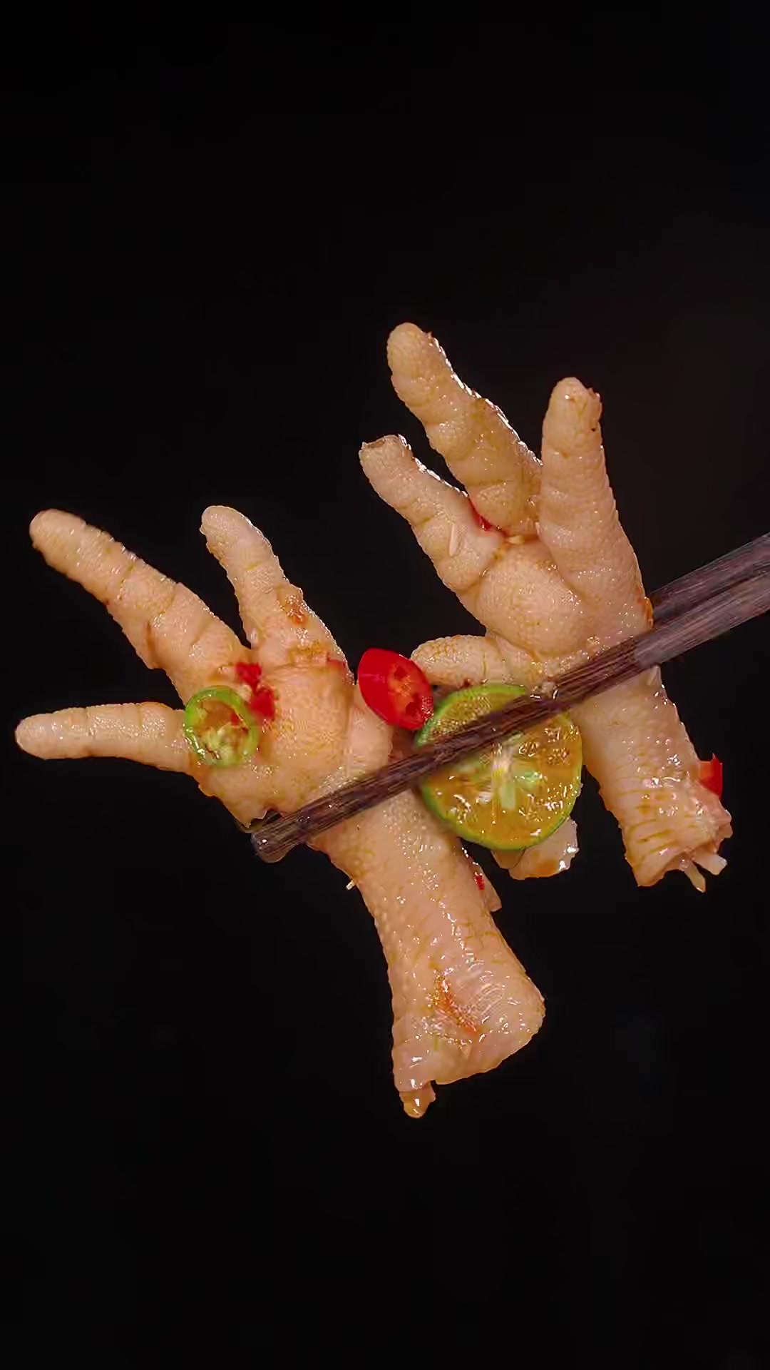 酸辣柠檬鸡爪的详细制作方法!酸辣柠檬鸡爪 妈呀太香了 凉拌菜 +小助手 鸡爪