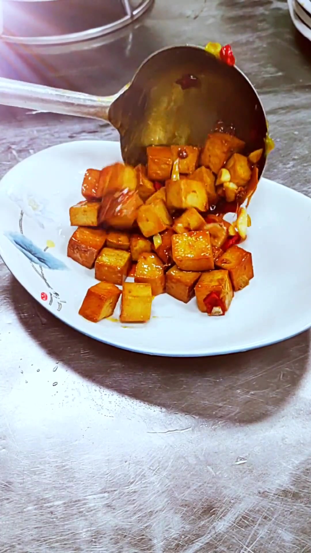 豆腐好吃又的简单做法,简单的豆腐 用心也可以做成一道美食,今日分享 家常菜 红烧豆腐,个人