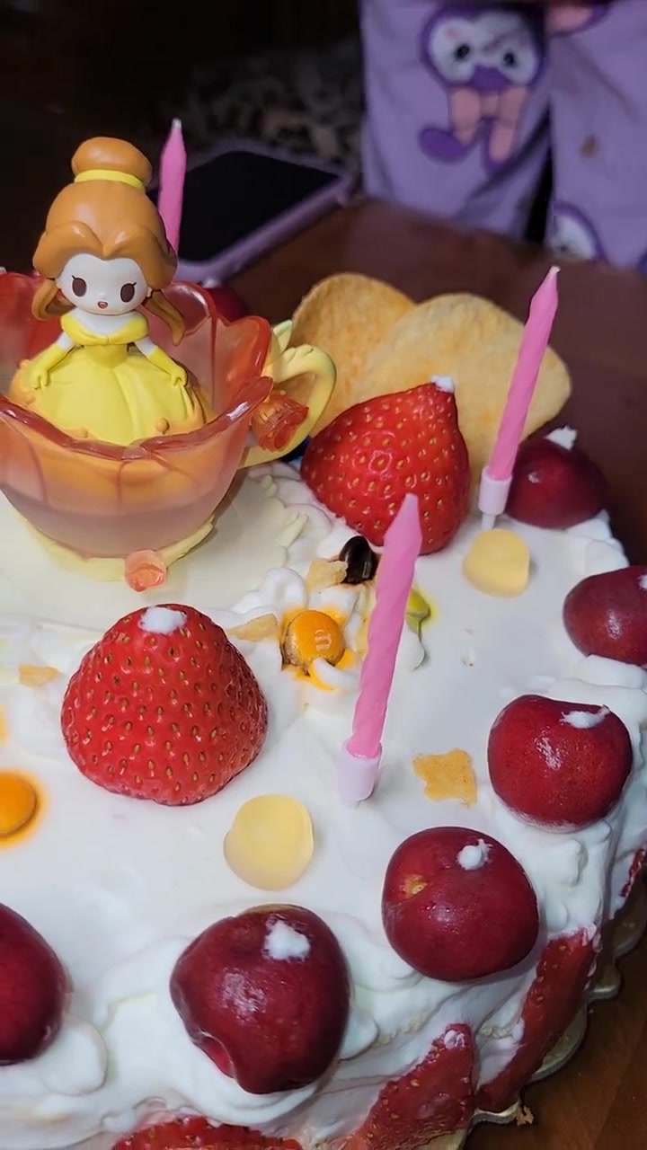 女儿生日协助妈妈做的生日蛋糕,小女儿比谁都开心,水果自由,生日快乐!自制生日蛋糕 2023