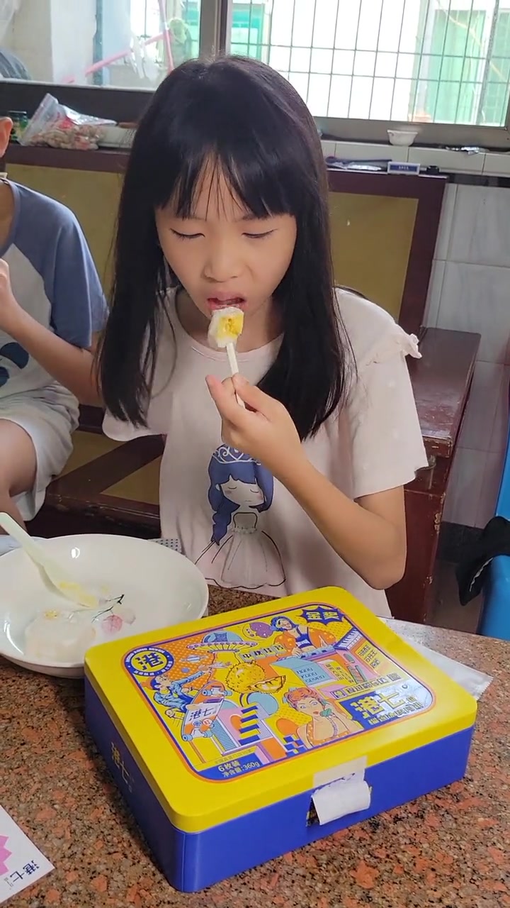 朋友给我寄了这个苏丹王榴莲冰皮月饼,三分皮七分馅,真的好吃!榴莲月饼