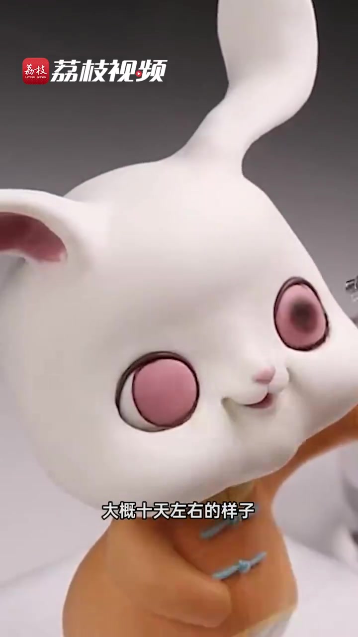 「可可爱爱!80后翻糖大师做Q版萌兔贺新春」近日,江苏苏州,80后糖王周毅制作了Q版萌兔翻