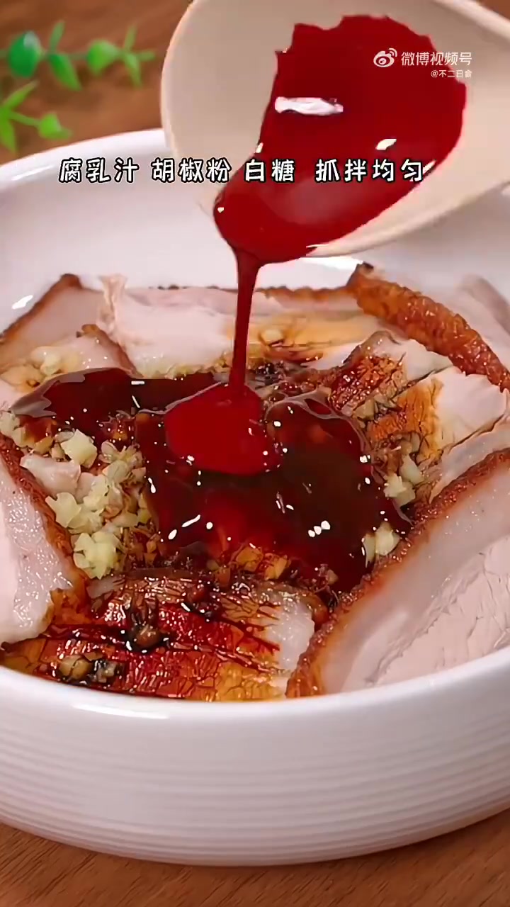 我在武汉过大年 年夜饭桌上少不了的 “梅菜扣肉 这样做肥儿不腻,入口即化 “脆皮五花肉 “