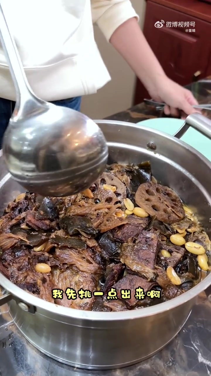 最近有小伙伴在问 红豆讲到的的淄博酥锅 到底是什么样的美食 我作为地地道道的淄博人 来给大