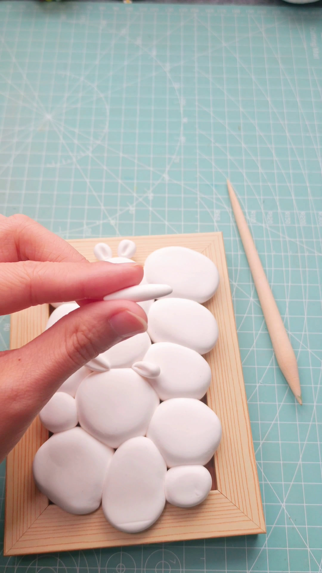 超简单挤挤兔粘土相框画,会搓圆就会的超轻粘土手工,快来试试吧