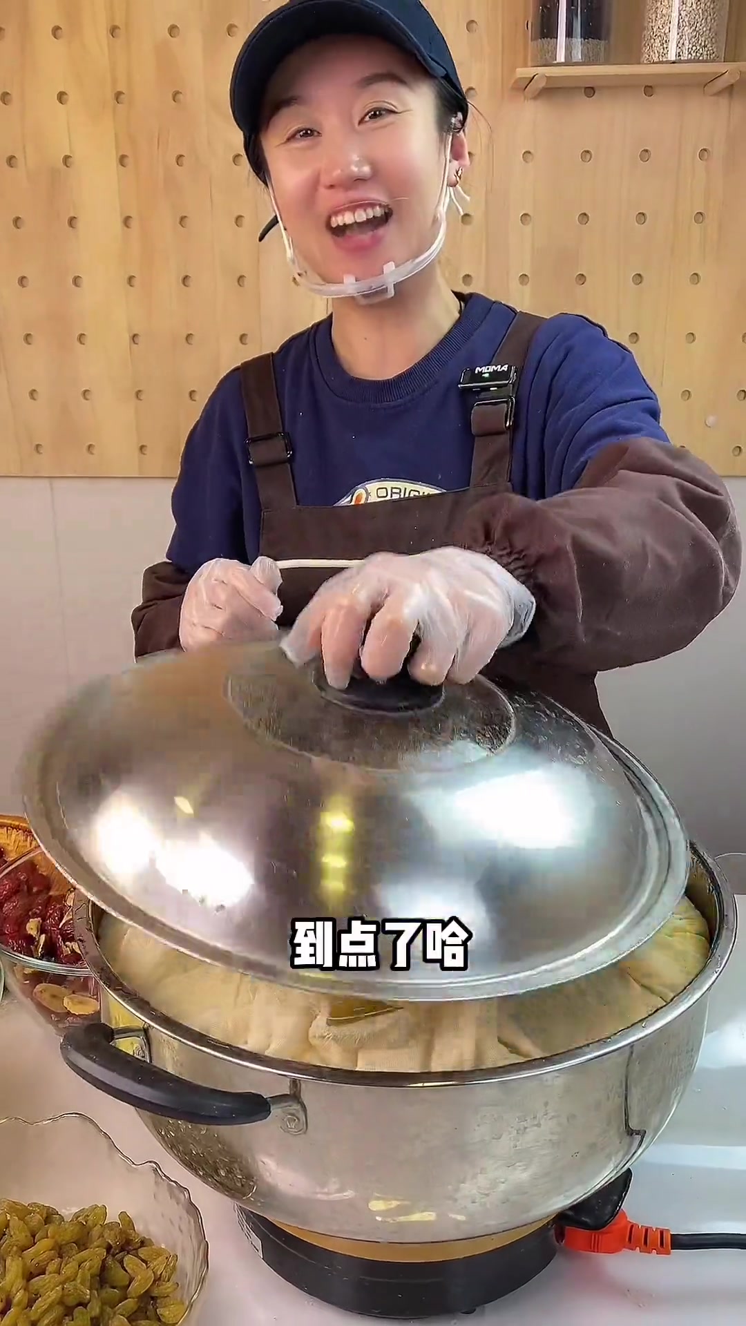 跟我学,用石磨大黄米面制作好吃的红枣蒸糕