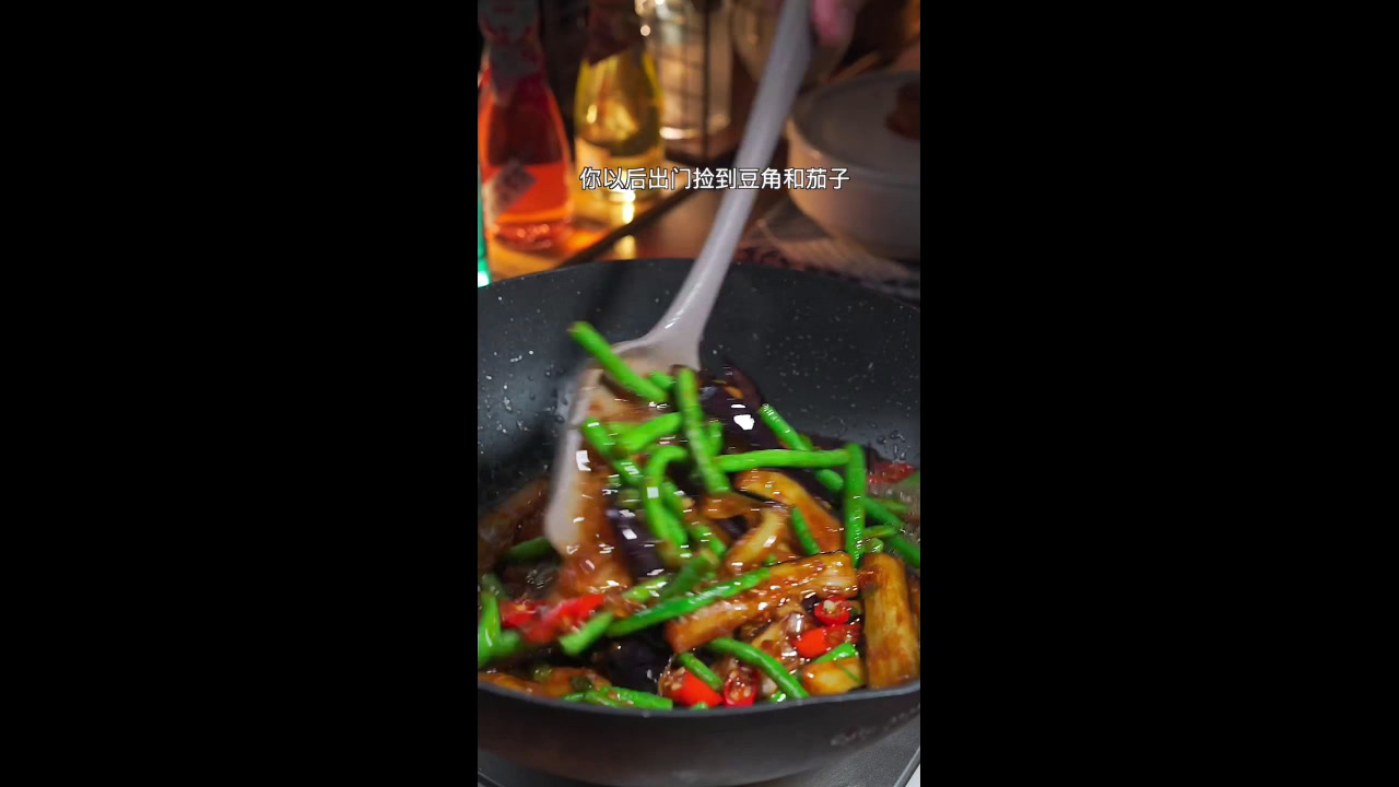 分享豆角烧茄子的做法,在亲朋好友面前展示自己的厨艺吧!